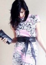 Robe de style oriental avec une ceinture obi