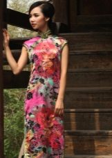 Robe qipao (style oriental) avec ornement floral
