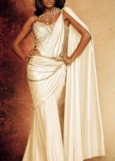 Robe de sari de style oriental avec beaucoup d'ornements