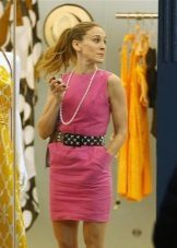 Robe rose avec un collier de perles