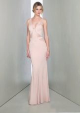 La robe est rose pâle