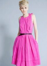 Robe rose avec une ceinture contrastante