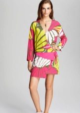 Robe rose à motif jaune