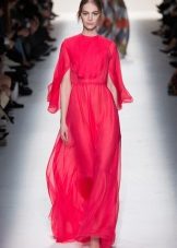 Robe cramoisie au sol