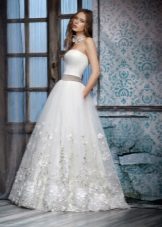 Robe de mariée avec des fleurs dans le ton