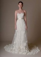Robe de mariée avec des fleurs dans le ton