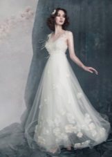 Robe de mariée avec des fleurs dans le ton