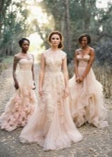 Robe de mariée avec des fleurs dans le ton