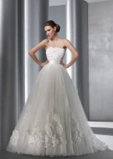 Robe de mariée avec des fleurs dans le ton
