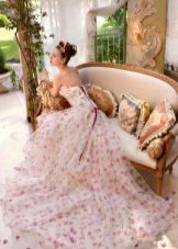 Robe de mariée délicate avec imprimé floral