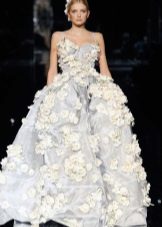 Belle robe de mariée grise et blanche avec imprimé floral
