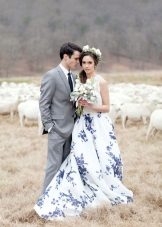 Belle robe de mariée blanche et bleue avec imprimé floral