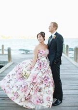 Belle robe de mariée avec imprimé floral