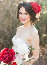 Coiffure avec des fleurs fraîches à la robe de mariée