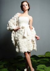 Robe de mariée avec des fleurs dans le ton