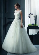 Robe de mariée avec des fleurs dans le ton