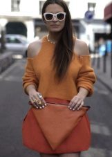 Manucure blanche à une robe en terre cuite