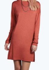Manucure beige à une robe en terre cuite