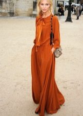 Robe longue en terre cuite pour blonde