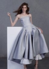 Robe grise au milieu