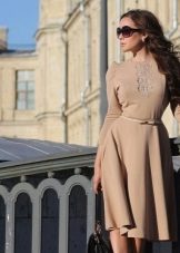 Robe beige fermée