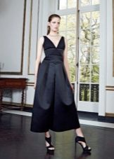 Robe noire à bretelles