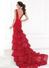 rouge avec une robe de train