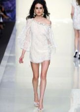 Robe courte blanche avec une manche