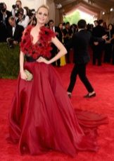 Robe rouge à fleurs