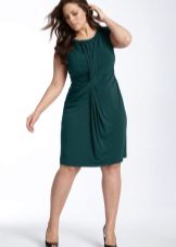 Robe en tricot vert de longueur moyenne pour une femme pleine