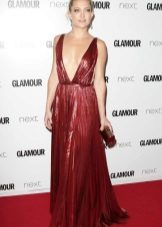 Robe cerise à décolleté profond