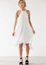 Robe blanche asymétrique avec emmanchure américaine