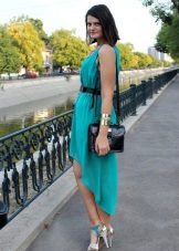 Bijoux pour une longue robe asymétrique