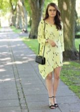 Robe d'été asymétrique avec des sandales noires