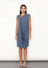 Robe asymétrique bleue avec des sandales blanches