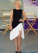 Robe asymétrique avec des escarpins noirs