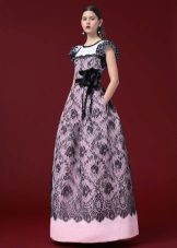 Robe en guipure silhouette au sol
