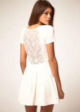 Robe élégante avec guipure au dos
