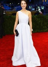 Robe blanche pour le type de couleur hiver