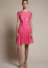 Robe en dentelle rose