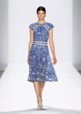 Robe bleue en dentelle