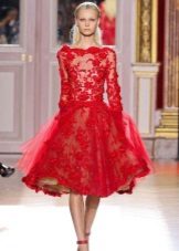 Robe rouge luxuriante en dentelle jusqu'aux genoux