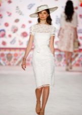 Robe mi-longue en dentelle blanche