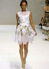 Robe d'été blanche avec dentelle courte
