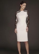Robe blanche à manches en dentelle