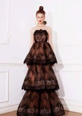 Robe noire en dentelle, à plusieurs niveaux