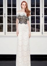 Robe en dentelle noire et blanche à épaules dénudées