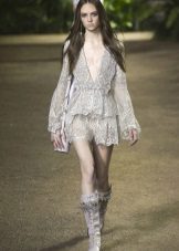 Robe en dentelle à manches longues amples
