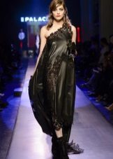 Robe avec empiècement en dentelle sur une épaule