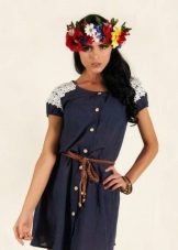 Robe en lin bleu avec des manches en dentelle